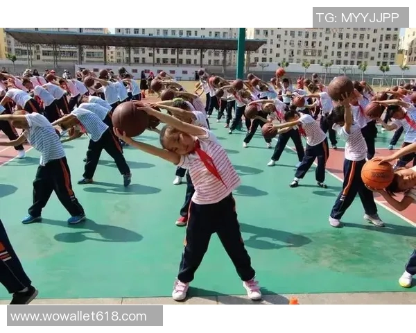 小明在校园篮球赛中展现非凡才华成为全校瞩目的篮球小明星 小明在校园篮球赛中展现非凡才华成为全校瞩目的篮球小明星